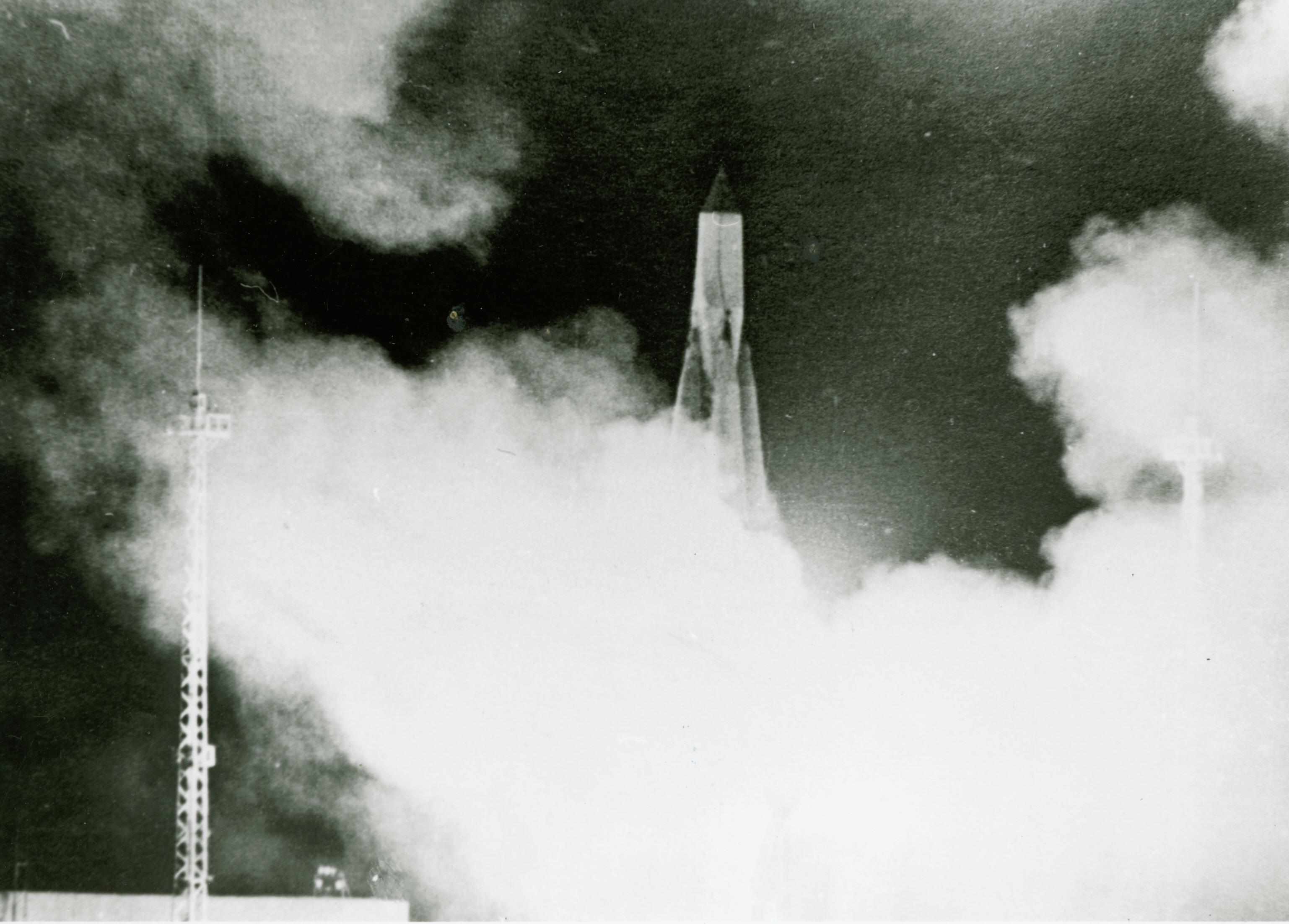 Photo du lancement du premier satellite artificiel "Spoutnik -1", 4 octobre 1957